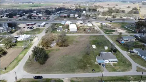 Residential Land in Dhanis, TX