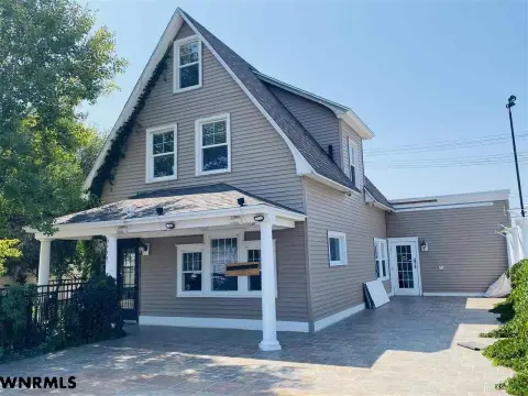 Restaurant/Retail Opportunity on High-Traffic Street