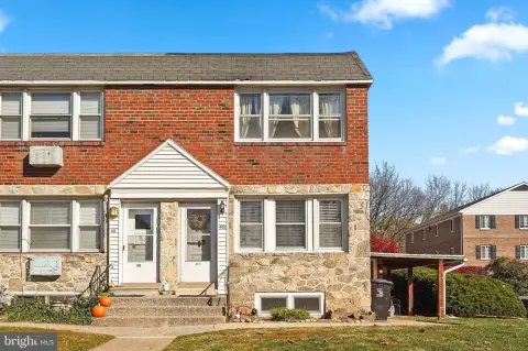 Charming Twin-Duplex Near Elmwood Park