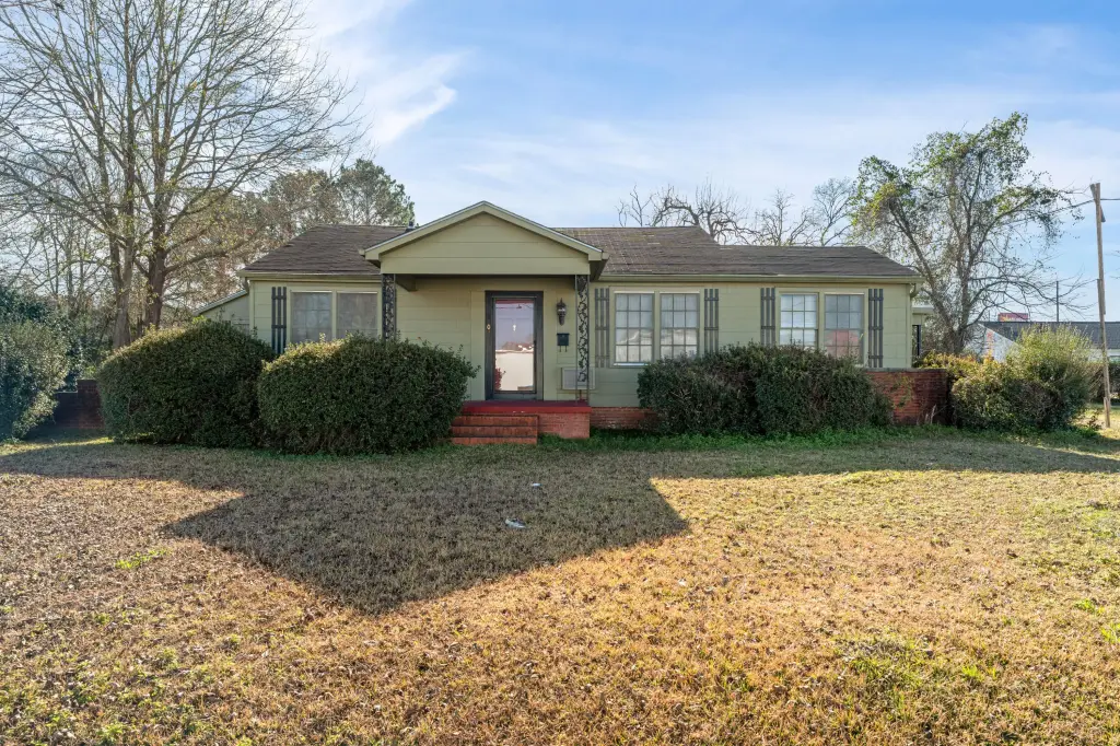 902 Court St, Waynesboro, MS 39367
