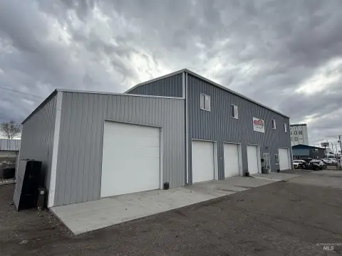 Auto Shop with Expansion Space