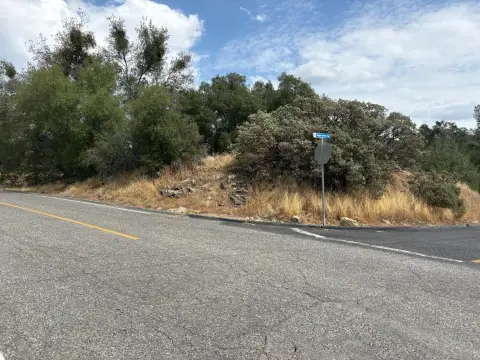 Land in Yosemite Lakes Park
