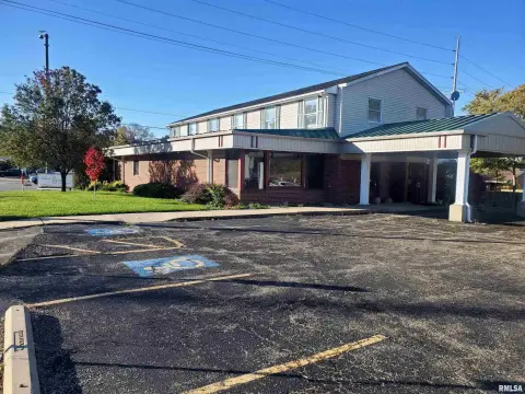 Pekin Commercial Building with Apartments