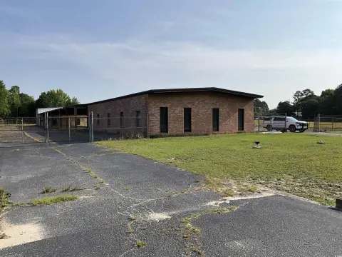 Marion Commercial Property with Garages