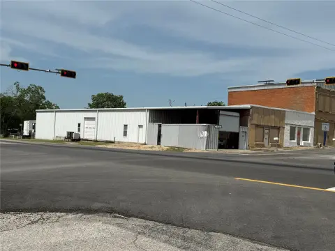 Corner-Lot Flex Building