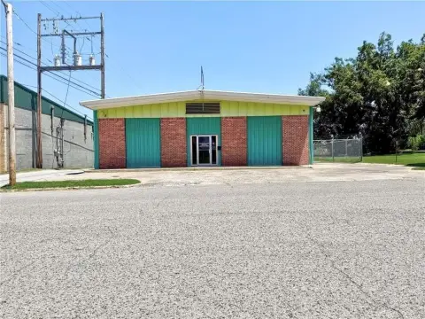 Versatile Commercial Property in Shawnee