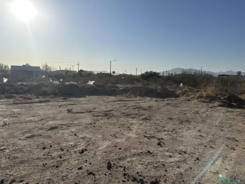 Spacious Land Near City Amenities