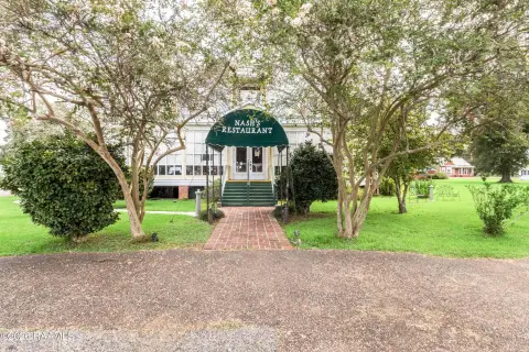 Restaurant Building with Pole Sign