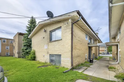 4-Unit Apartment Building