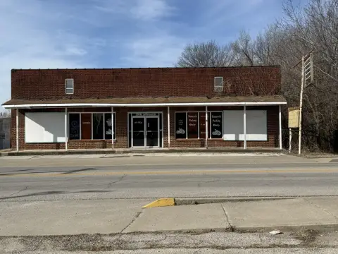 Spacious Retail Property in Ava