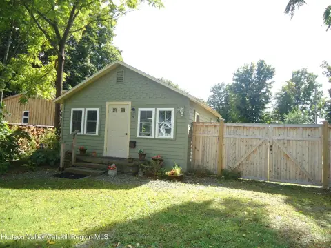 Updated Cottage for Creative Workspace