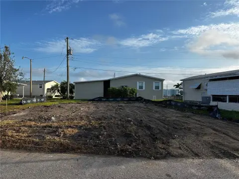 Vacant Corner Lot in Palmetto