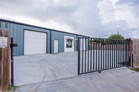 Gated Flex Space with Yard