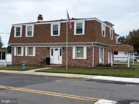 Four-Unit Office Building with Parking