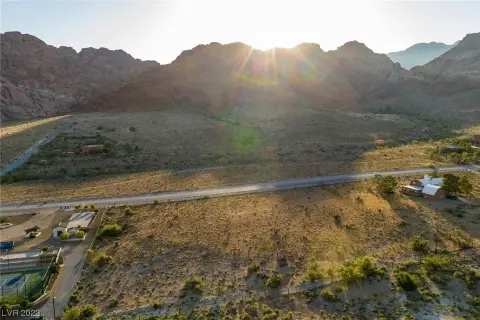 Calico Basin Land with Red Rocks