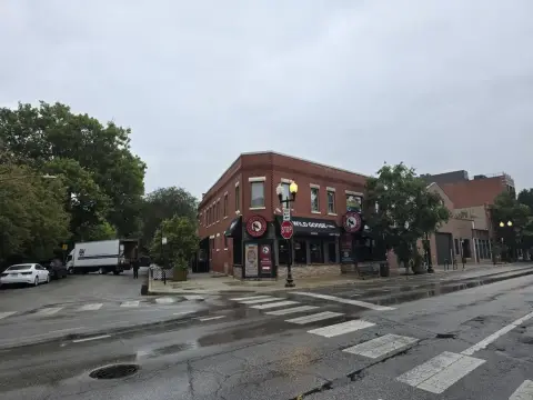 Corner Restaurant/Bar on Lincoln Avenue