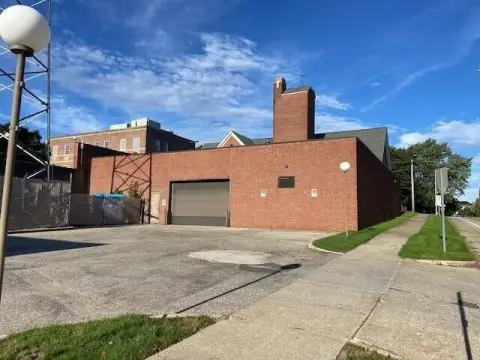 Warehouse with 12-Foot Overhead Door