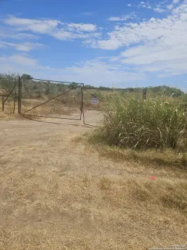 10-Acre Property Near San Antonio
