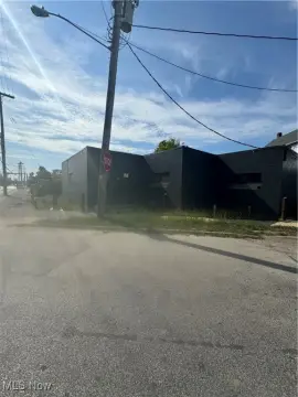 Versatile Cleveland Commercial Property