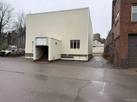 Ishpeming Commercial Building with Storage