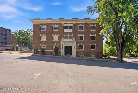 15-Unit Apartment Building with Laundry