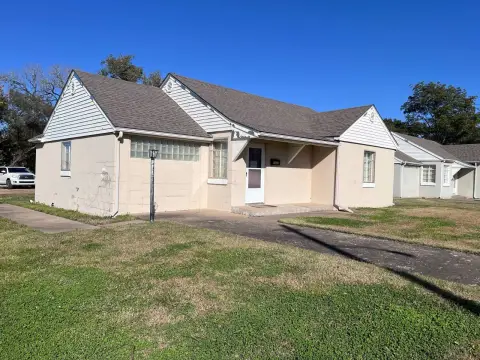 Versatile Commercial Building Near Hospital