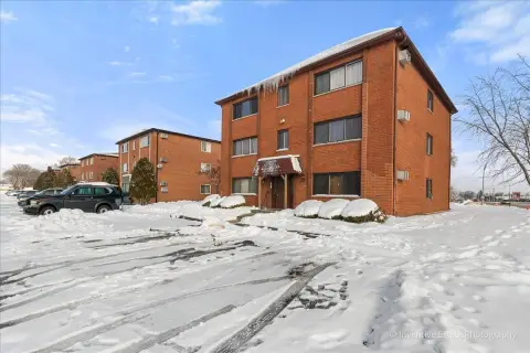 Six-Unit Apartment Building in Crestwood