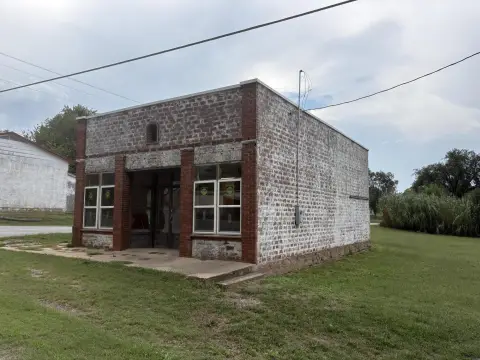 Versatile Commercial Property in Rocky Comfort