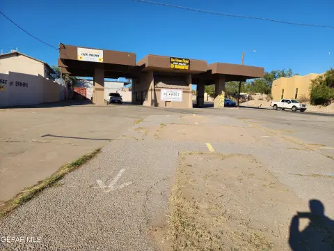 El Paso Commercial Corner Store