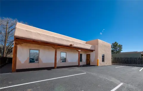 Santa Fe Commercial Building For Lease