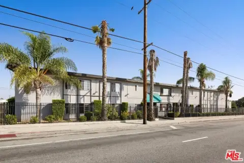 28-Unit Courtyard Apartment Building