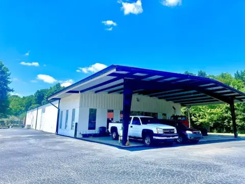 Versatile Mixed-Use Property Near Cave Run