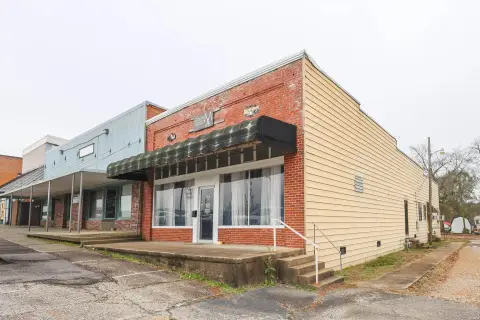 Equipped Commercial Building in Amity
