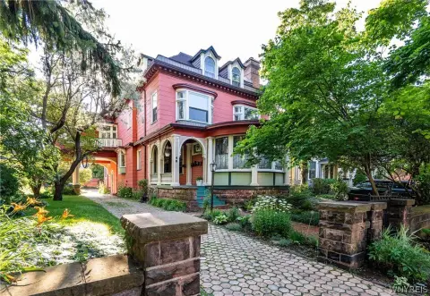 5-Unit Apartment Building with Solarium