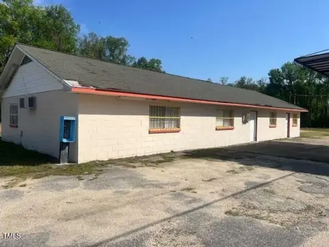 Commercial Building on Large Parcel