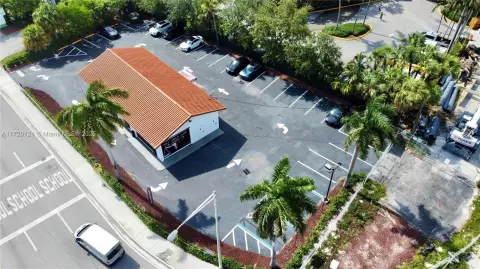 Free-Standing Building on Palmetto Expressway