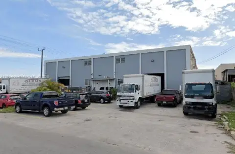 Doral Warehouse with Secured Lot
