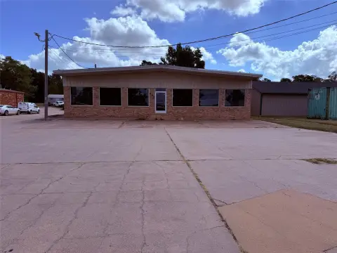 Mixed-Use Office and Warehouse Building