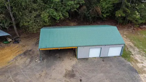 Spacious Shop on Large Lot