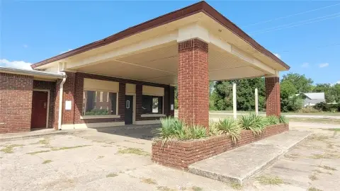 Spacious Office Building in Okemah