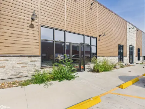 Oskaloosa Retail/Office Space For Lease