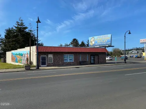 Highway 101 Commercial Building