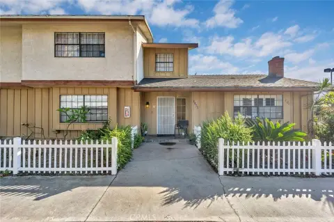 Long Beach Quadruplex with Courtyard