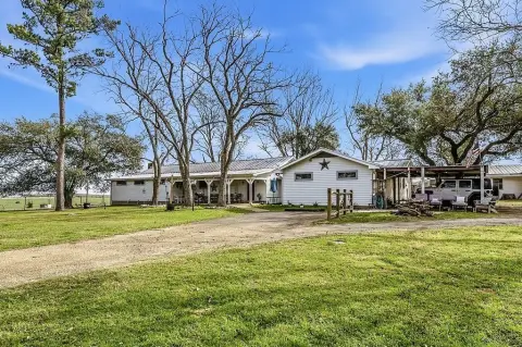 Farmhouse on 2 Acres Near Calvert