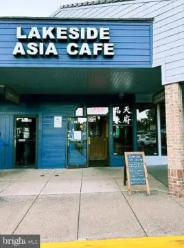 Restaurant in Shopping Center