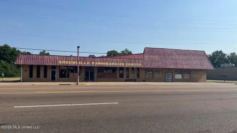 Open-Plan Storefront Building