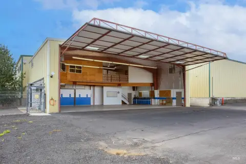Aircraft Hangar with Crew Quarters