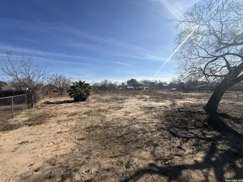 Usable Lot in Devine, TX