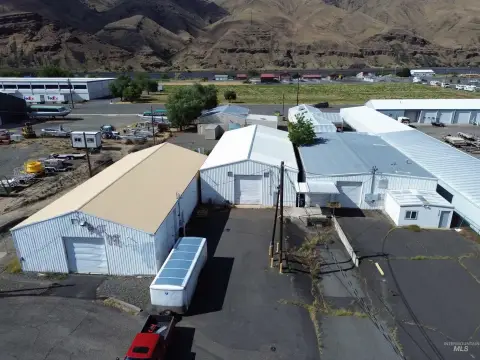 Clarkston Commercial Property with Buildings