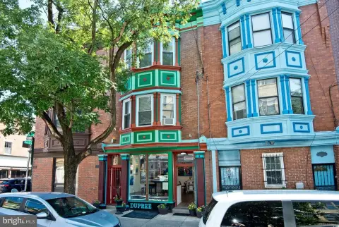 Mixed-Use Townhouse with Gallery